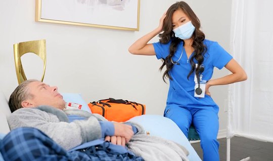 Азиатка в униформе медсестры после мастурбации трахается со ...