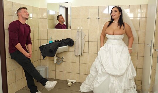 Невеста с большими сиськами изменяет жениху перед свадьбой...
